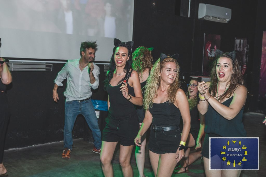 Grupo disfrutando de una despedida con alojamiento cerca de Madrid